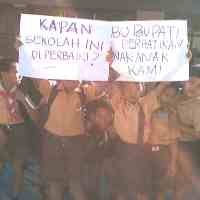 Wali Murid dan Siswa Kompak Demo Kasek SDN Kalirong