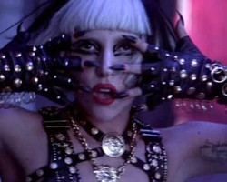 Lady Gaga Pakai Karya Versace untuk The Edge of Glory