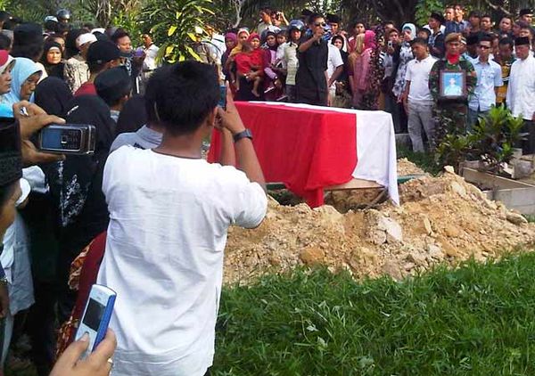 Jenazah Prada Agiopan Dimakamkan