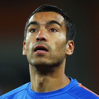Van Bronckhorst ke Indonesia dengan Misi Sosial