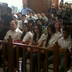 Hadiri Sidang Anaknya, Ari Sigit Terpukul & Sedih