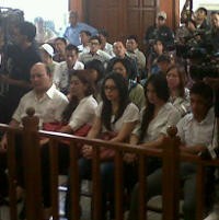Berkemeja Putih, Ari Sigit Hadiri Sidang Perdana Putrinya di PN Jaksel