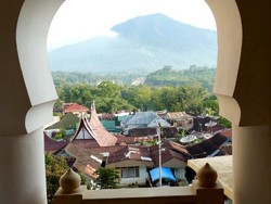 Memandang Singgalang dari Lengkung Jendela Baroque