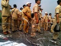 Perangkat Desa Tarik Kawat Berduri di Depan DPR