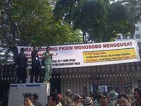 Perangkat Desa Demo Kemendagri