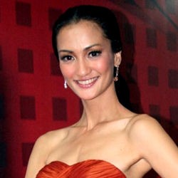 Atiqah Hasiholan Merasa Seksi dengan Lehernya