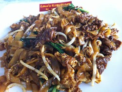 Kwetiau Goreng dan Cakue Udang Ny. Lau