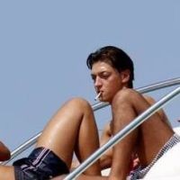 Berlibur, Oezil Kedapatan Merokok 