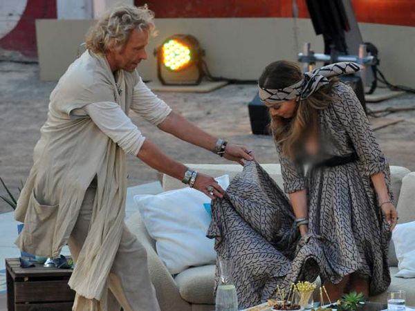 Payudara J-Lo Ngintip di Acara TV