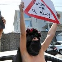 Dukung Wanita Arab Mengemudi, Aktivis Ukraina Topless