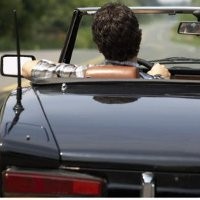 Menyandarkan Tangan di Pintu Mobil Rawan Terkena Kanker Kulit