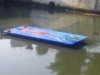 Orang Snorkelling Ngambang di Kali Ciliwung Pasar Baru