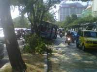 Hindari Pemotor, Metro Mini Tabrak Lampu Penerangan di Cempaka Putih