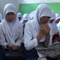 Siswa Madrasah Menangis Dengar Kisah Tragis Ruyati