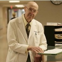 Dokter Aktif Tertua, Masih Berkarya di Usia 100 Tahun