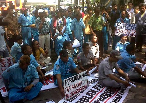 Tukang Parkir Demo DPRD DKI