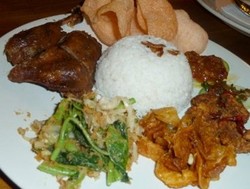 Nikmatnya Makan Nasi Gurih Bebek di Pendopo