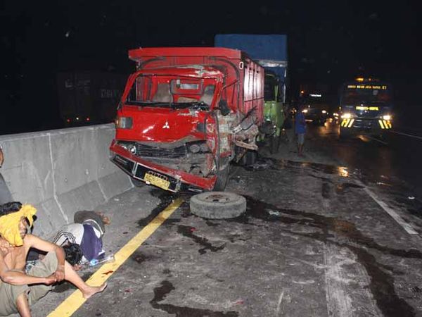 8 Kendaraan Totolan di Tol Satelit