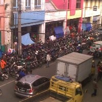 Becak dan Parkir Motor di Depan Pasar Baru Kembali Bikin Macet