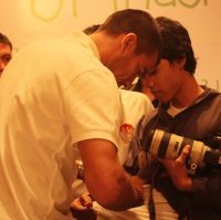 Ramai-ramai Minta Tanda Tangan Van Bronckhorst