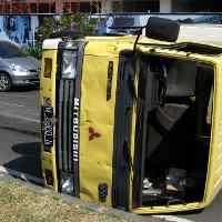 Truk Pengangkut Makanan Terguling di Kawasan Merr