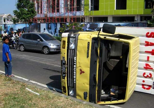 Truk Pengangkut Makanan Terguling