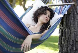 Seperti Bayi, Orang Dewasa Paling Nyenyak Tidur di Ayunan