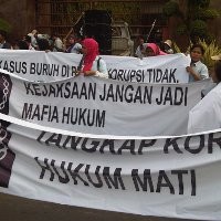 Spanduk Demo Usut Sisminbakum, Tapi Teriaknya Pesangon PHK