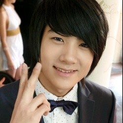 Park Hyung Sik ZE:A Tercebur ke Laut Saat Sesi Foto