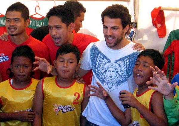 Fabregas Disambut Histeris Anak Indonesia 