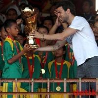 Anak-Anak Bali Meriah Sambut Fabregas