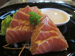 Salmon Tataki yang Lembut Mengelus Lidah