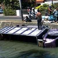 Kemudi Macet, Truk Muat Arang Nyebur Sungai