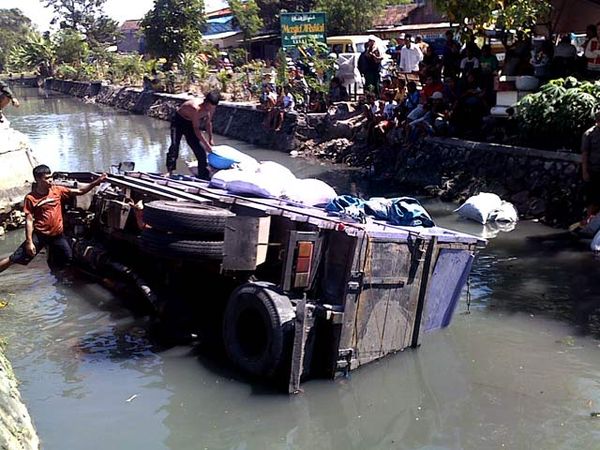 Truk Nyebur Sungai
