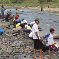 Warga Banyumas Masih Ramai Cari Emas di Sungai Logawa