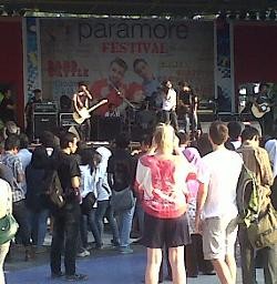 Ribuan Penggemar Meriahkan Paramore Festival Indonesia