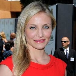 Gelas Sampanye untuk Payudara Cameron Diaz