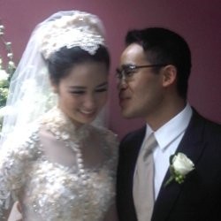 Bahagia dan Haru di Pernikahan Laura Basuki