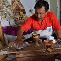 Cara Sederhana Ki Santo Bikin Wayang Gedebog