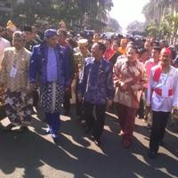 Raja-raja Lewat, Jalan Asia-Afrika Ditutup