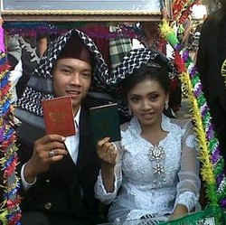 Pengantin Baru Pecinta Onthel Diarak Keliling Jakarta