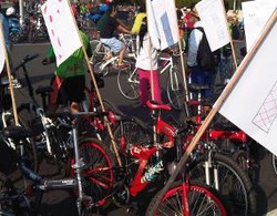 Gowes di Car Free Day, Aktivis Serukan Anti Penyiksaan