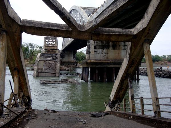 Jembatan Soekarno di Jateng Ambruk