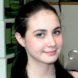 Diperiksa Polda, Arumi Bachsin Senyum-senyum