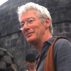 Dalam Gerimis, Richard Gere Bersujud di Puncak Borobudur