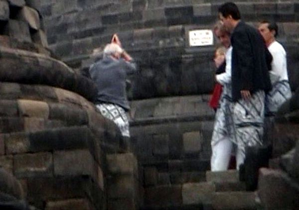 Richard Gere Bersujud di Puncak Borobudur