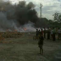 Kebakaran Sampah Ganggu Kendaraan Masuk Tol Dupak