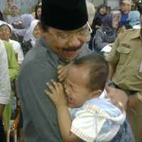 Selang Kateter Buntu, Rochman Dirawat di RSU Soetomo