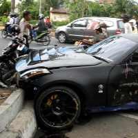 Mobil Mewah Nissan Fairlady Hantam Trotoar