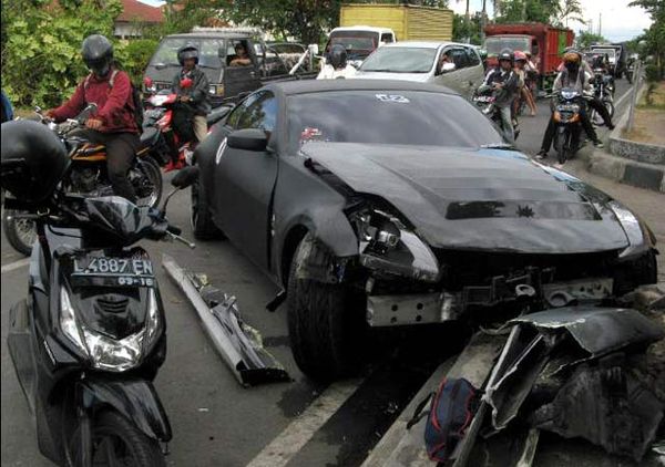 Nissan Fairlady Seruduk Trotoar